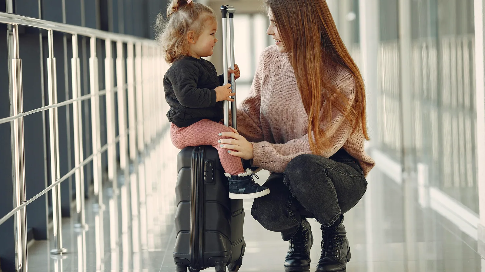 Família em aeroporto representando tranquilidade e proteção em viagem